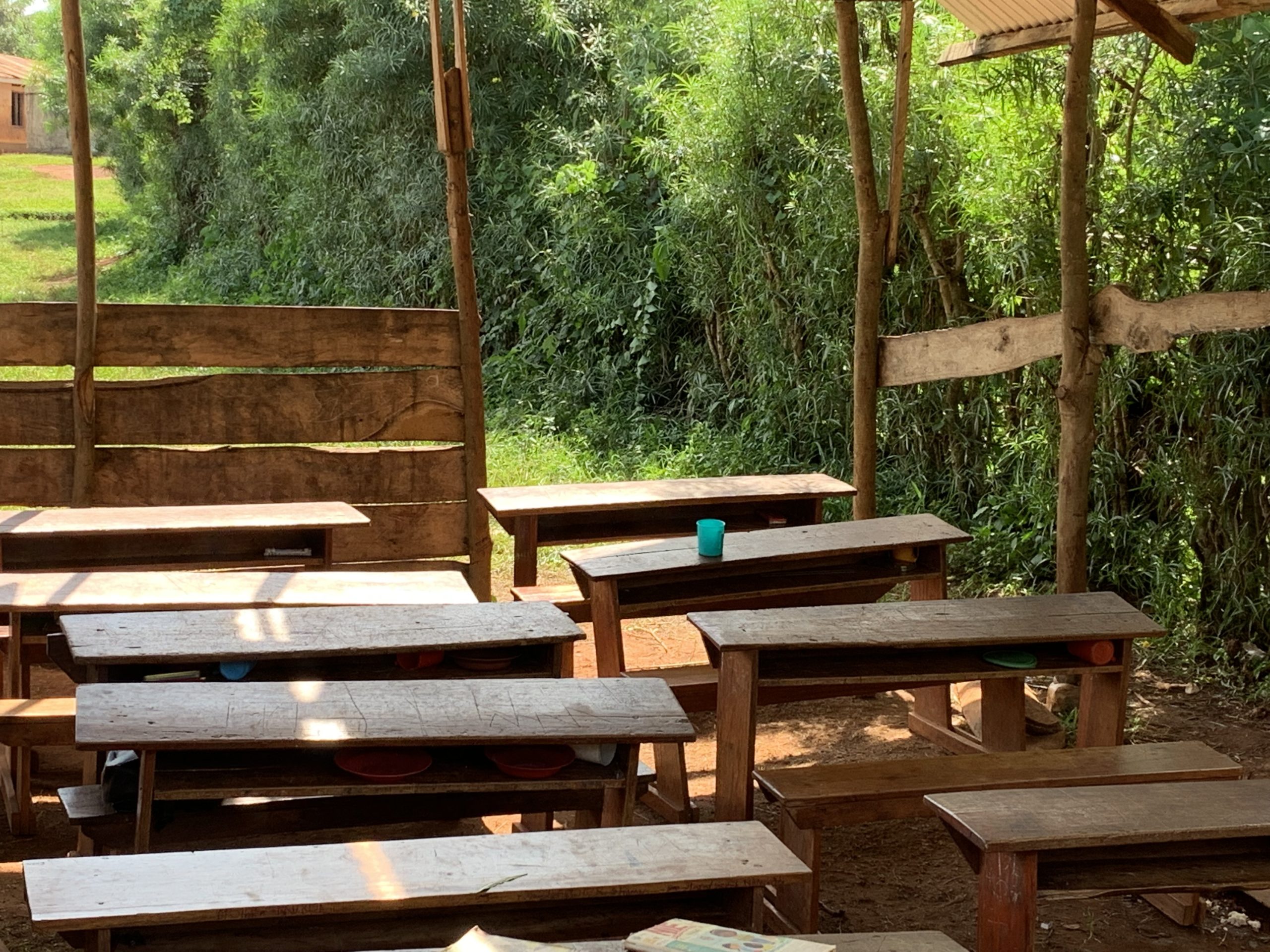 Enkle og luftige forhold på skolen rett utenfor Kampala i Uganda.