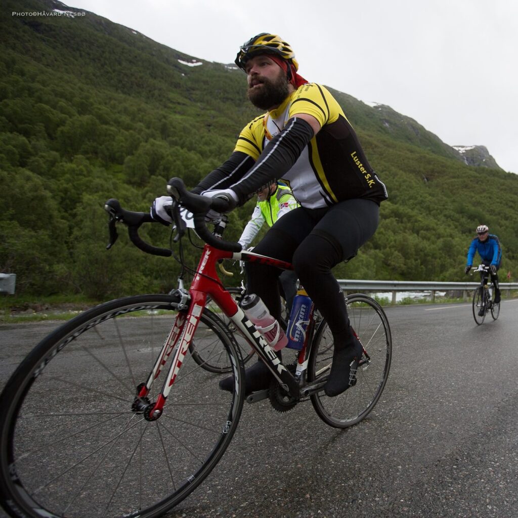 Morten Norheim som skal være med på sykkelturen fra Norge til Uganda på sykkelen sin